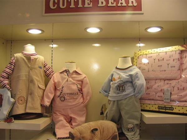 小冰熊婴童装店铺展示