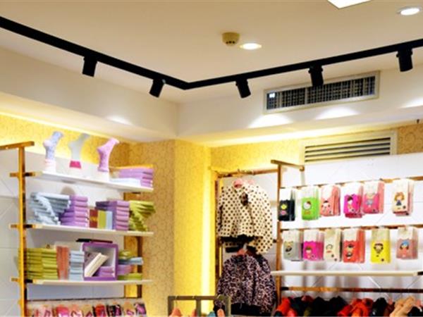 耶丽雅时尚童装店铺展示