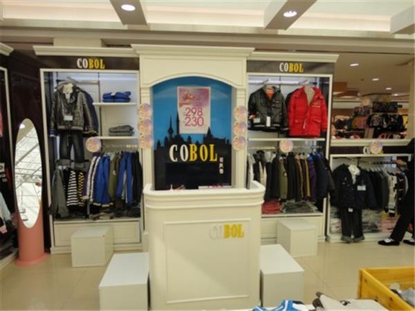 可贝鲁时尚童装店铺展示