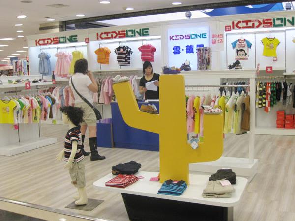 雪·苹果时尚童装店铺展示