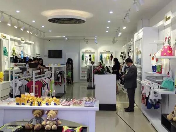 小熊哇噻时尚童装店铺展示