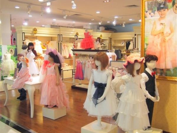 精典小贵族时尚童装店铺展示