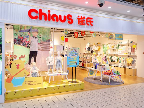 雀氏婴童装店铺展示