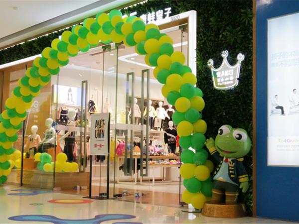 青蛙皇子时尚童装店铺展示