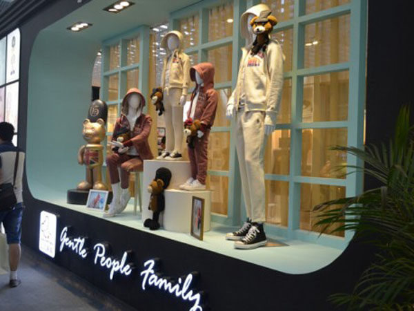 上流贵族亲子装时尚童装店铺展示