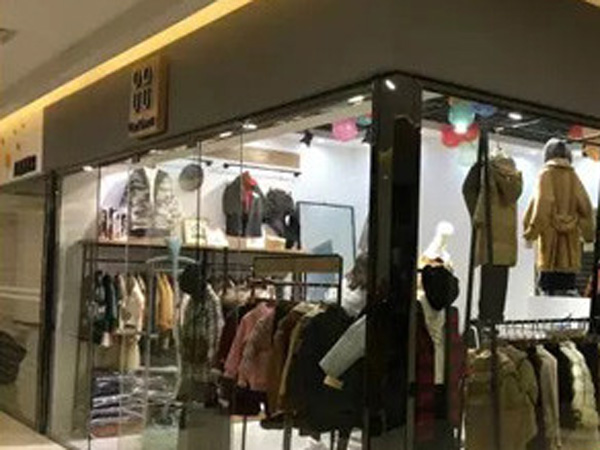 优仔优妹时尚童装店铺展示