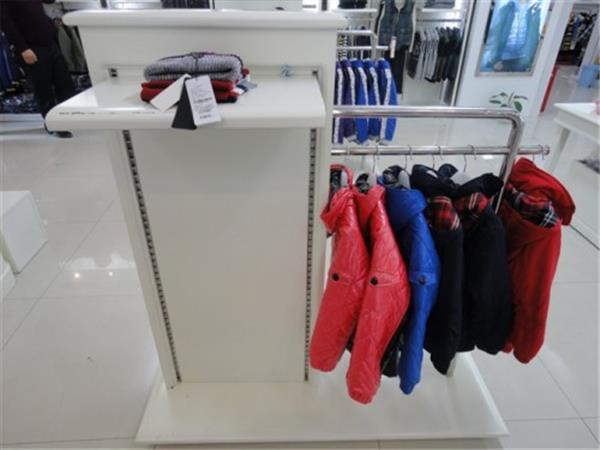 可贝鲁时尚童装店铺展示