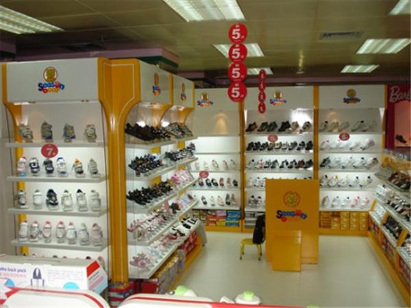 四季熊童鞋时尚童装店铺展示