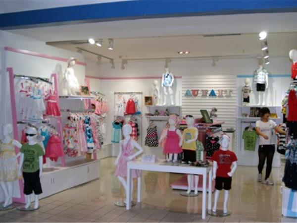偶飞婴童装店铺展示
