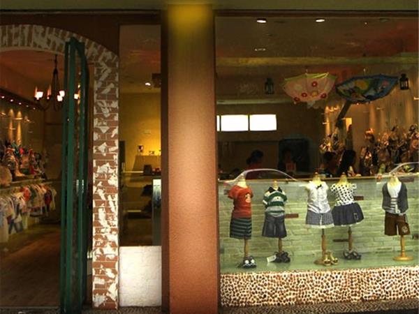 花鱼童话时尚童装店铺展示