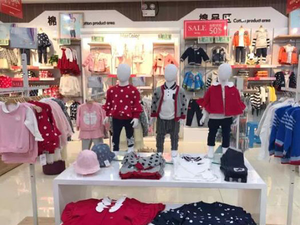 马卡乐婴童装店铺展示