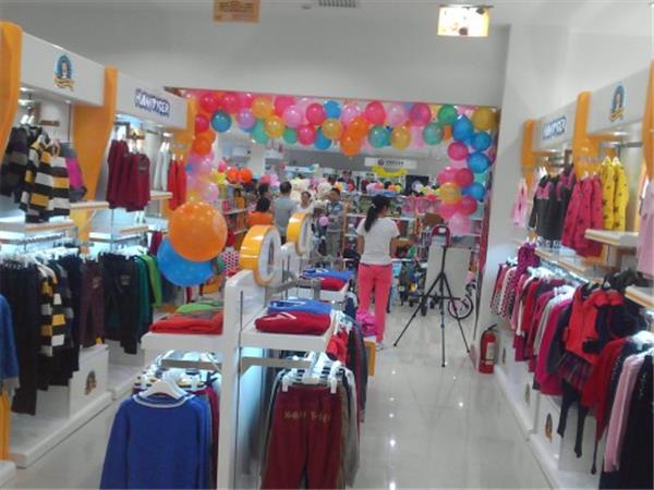 小虎憨尼时尚童装店铺展示