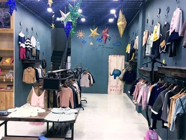 季季乐时尚童装店铺展示