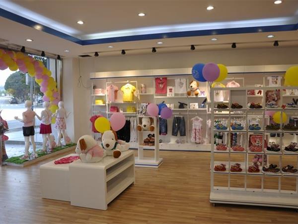 乖乖狗时尚童装店铺展示