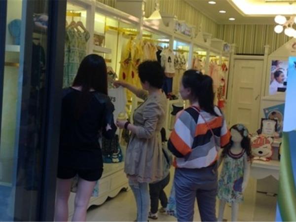 宝贝丫榜样时尚童装店铺展示