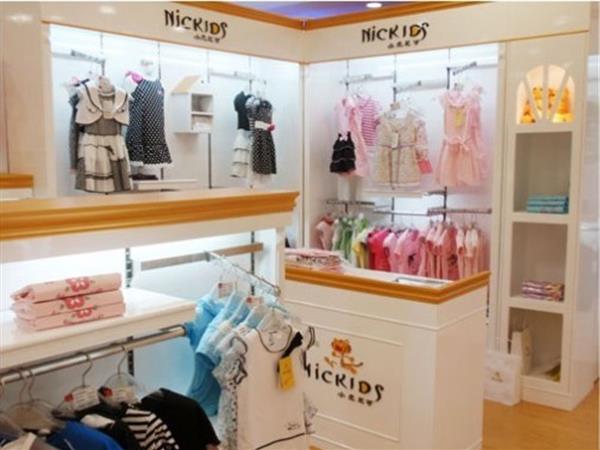小虎尼可时尚童装店铺展示