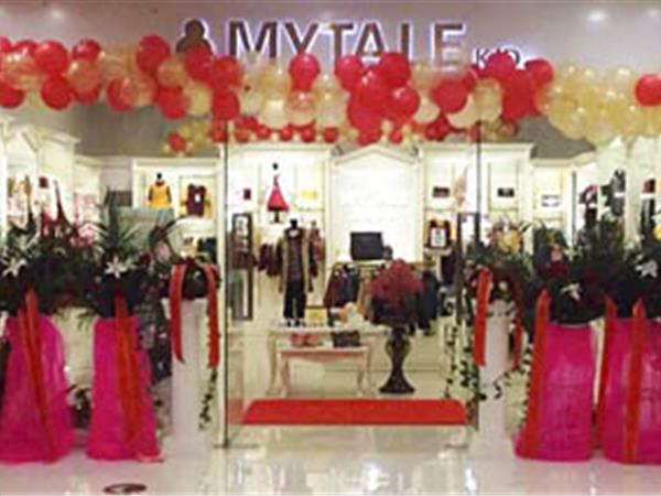 童话故事时尚童装店铺展示