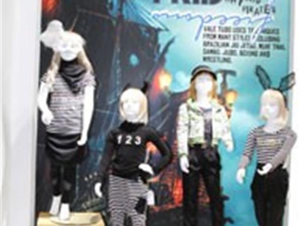 外奇青少年装店铺展示