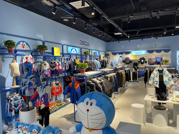 哆啦A梦青少年装店铺展示