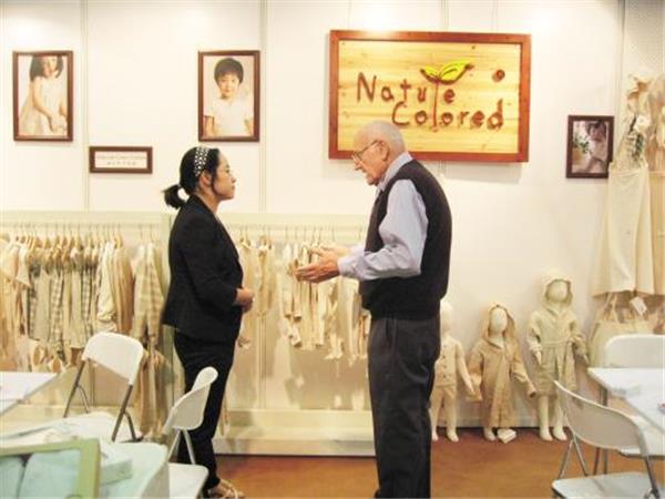 本色棉婴童装店铺展示