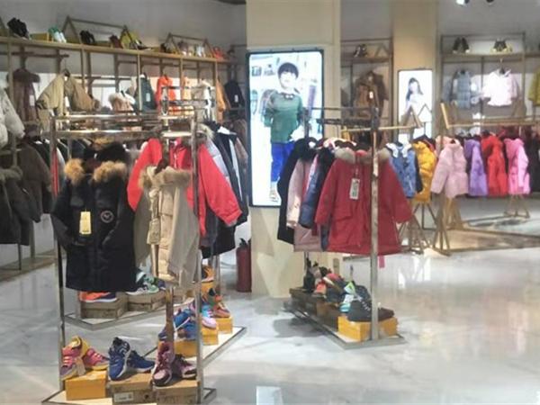 小明星时尚童装店铺展示