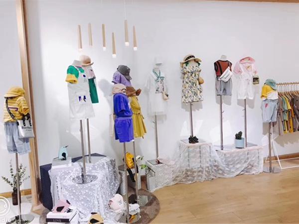 洛小米青少年装店铺展示