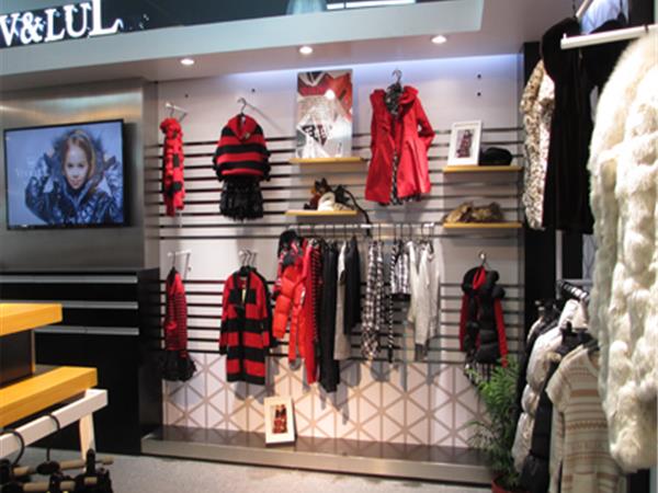 唯路易青少年装店铺展示