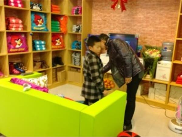 越位时尚童装店铺展示
