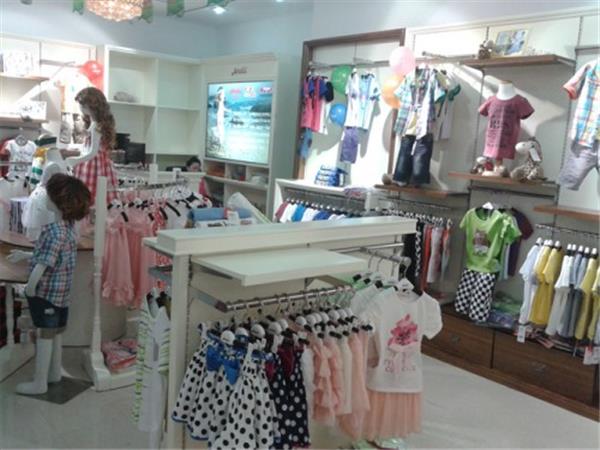 安迪鹿儿婴童装店铺展示