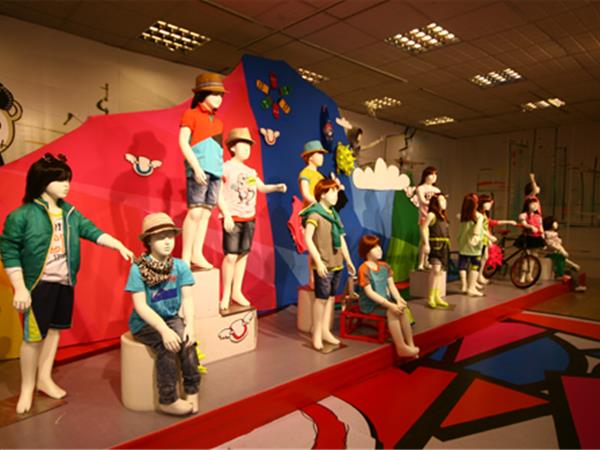俏比儿童站时尚童装店铺展示