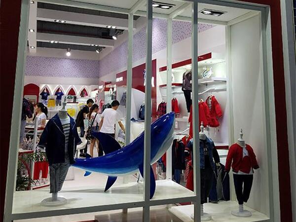 小鲨诺拉时尚童装店铺展示