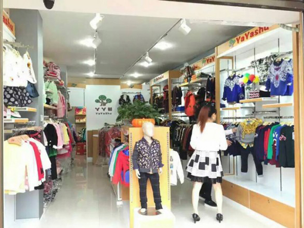 丫丫树时尚童装店铺展示