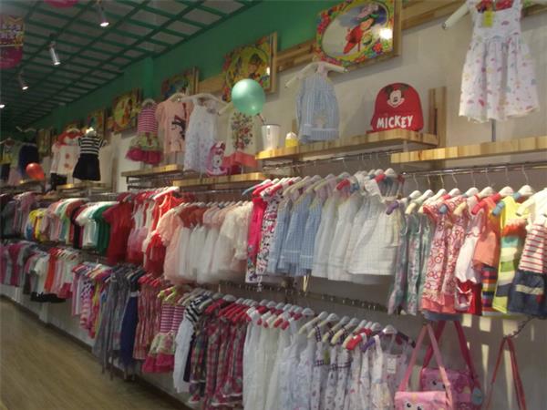 爱宝屋时尚童装店铺展示