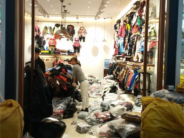 金色童年时尚童装店铺展示