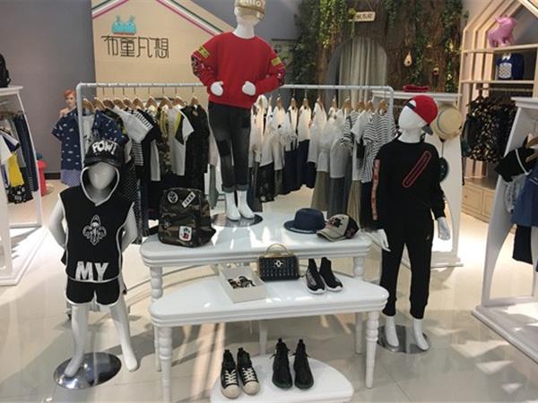 布童凡想时尚童装店铺展示