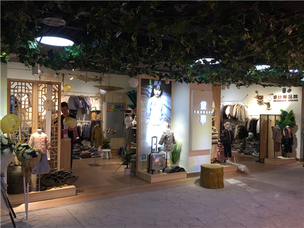 童事青少年装店铺展示
