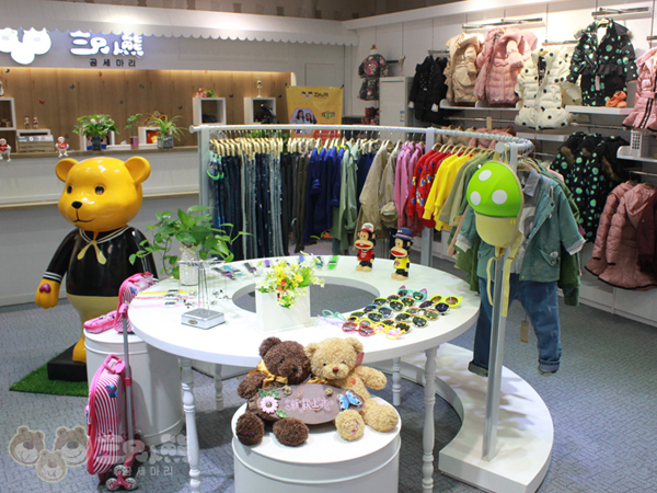 三只小熊欧美童装店铺展示