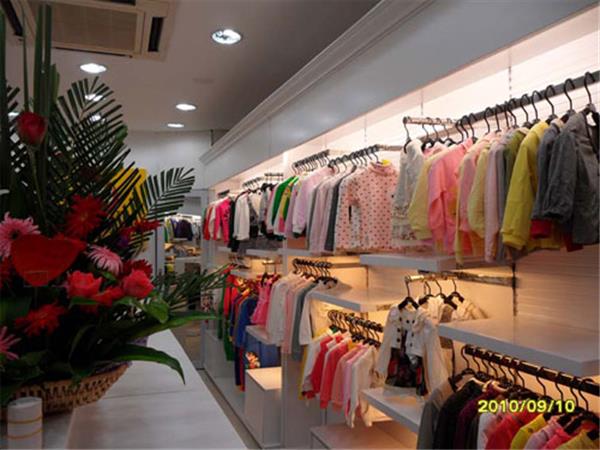 卡西思婴童装店铺展示