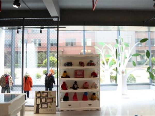 唛可米儿时尚童装店铺展示