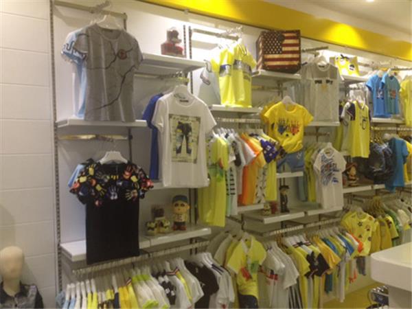 富贵咪奇时尚童装店铺展示