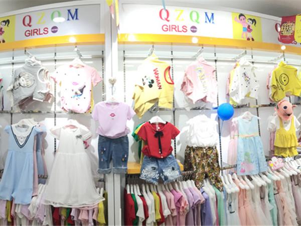 七仔七妹时尚童装店铺展示