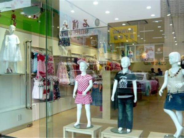 偶飞婴童装店铺展示