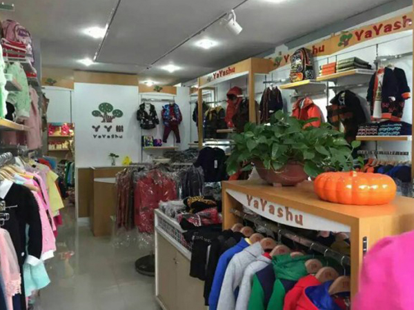 丫丫树时尚童装店铺展示