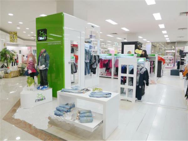 小木马时尚童装店铺展示