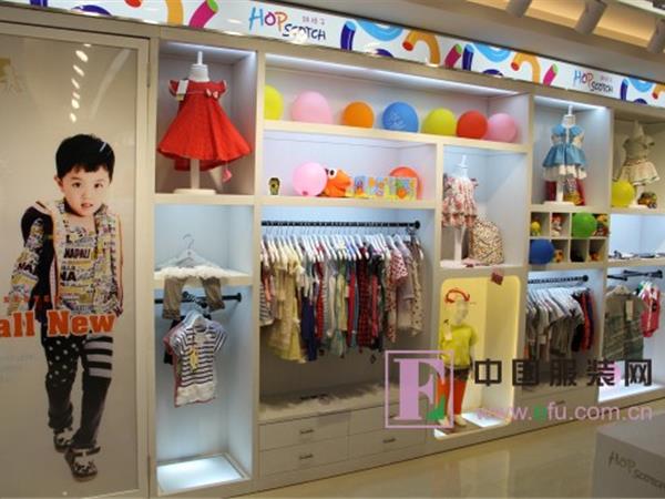 跳格子时尚童装店铺展示