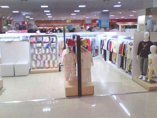 快乐城堡时尚童装店铺展示