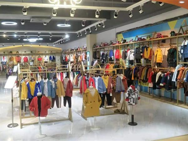 小明星时尚童装店铺展示