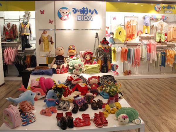 小喇叭时尚童装店铺展示