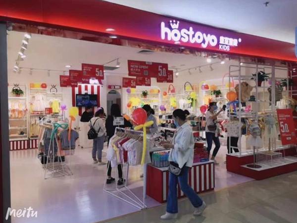 皇室童缘时尚童装店铺展示
