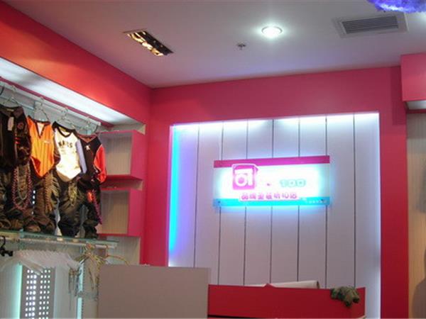 可爱100时尚童装店铺展示